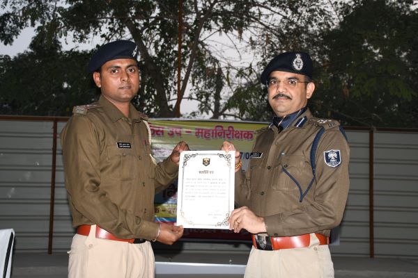 पूर्वी चंपारण में लूट कांड के सफल उद्भेदन पर पुलिस अधिकारी सम्मानित