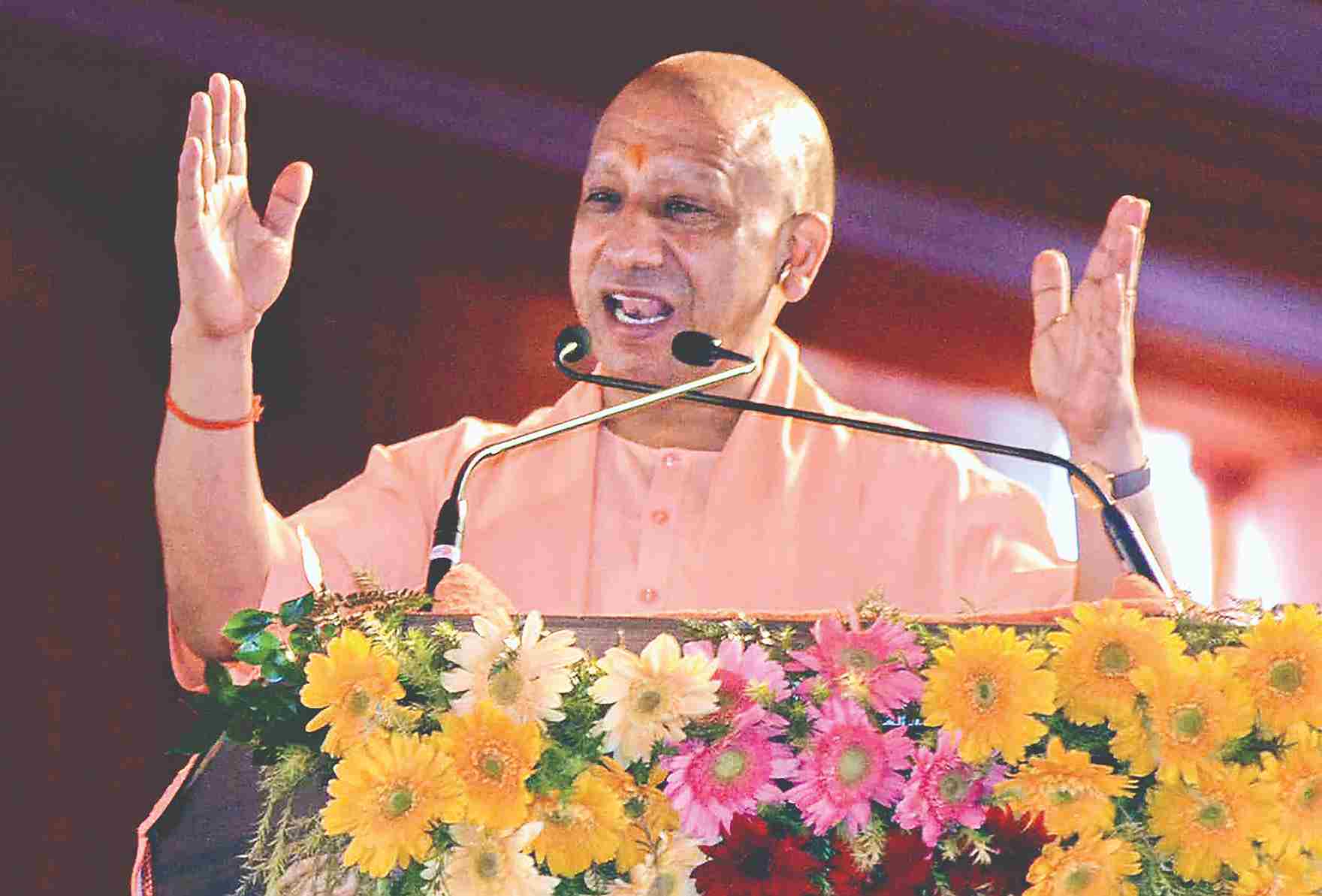 बलरामपुर दौरे के दौरान योगी आदित्यनाथ ने की जनप्रतिनिधियों से मुलाकात, ली विकास कार्यों की जानकारी