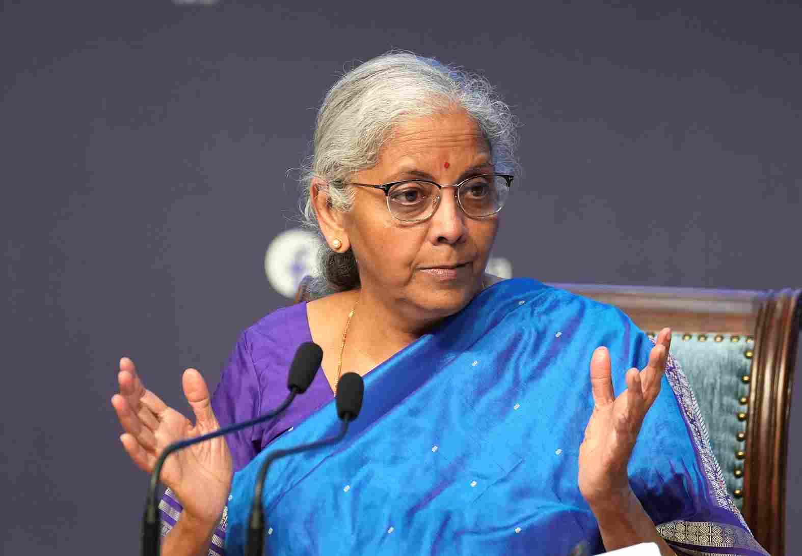 आर्थिक स्थिरीकरण कोष की मदद से वैश्विक चुनौतियों से निपटेगी सरकार: सीतारमण