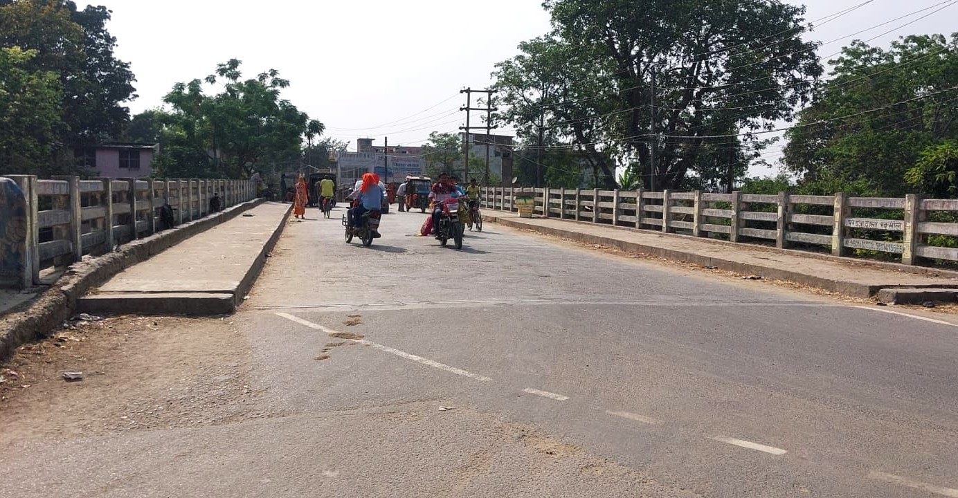 दुर्घटनाओं को निमंत्रण देता तिलावे नदी पर बना पुल