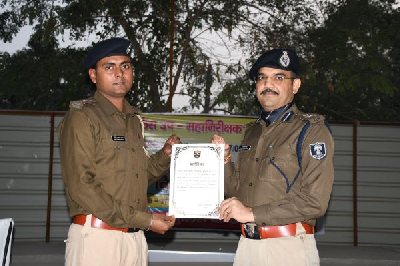 पूर्वी चंपारण में लूट कांड के सफल उद्भेदन पर पुलिस अधिकारी सम्मानित