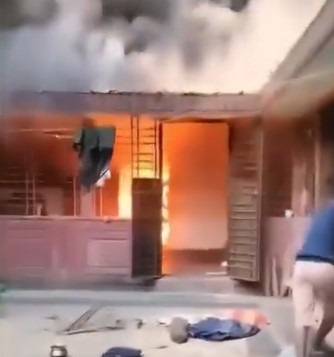 दिल्ली: मटियाला झुग्गी बस्ती में भीषण आग से 80 झुग्गियां जलकर खाक, कोई हताहत नहीं