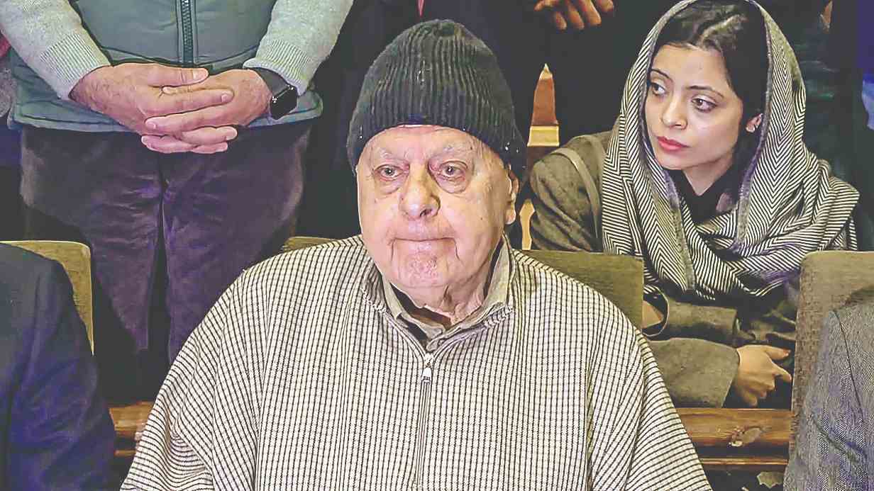 फारूक पर हमला: उमर ने अपने पिता से मुलाकात की, नेताओं ने मामले की जांच की मांग की