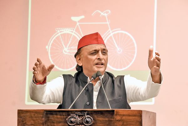 उत्तर प्रदेश में नौकरी, निवेश और रोजगार केवल अखबारों में दिख रहा : अखिलेश यादव