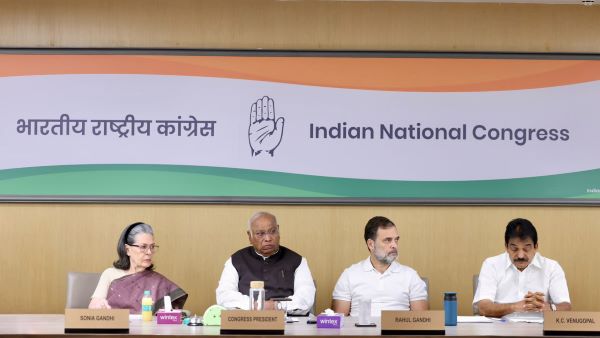 प्रधानमंत्री ने सीईसी पर दबाव डाला, नैतिकता के आधार पर इस्तीफा दें: खरगे