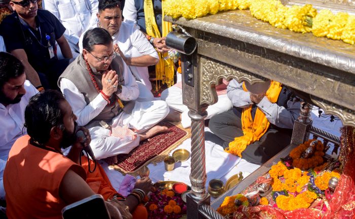 प्रधानमंत्री मोदी के निर्वाचित प्रतिनिधि के रूप में 25 साल पूरे होने पर धामी ने किया गंगा पूजन