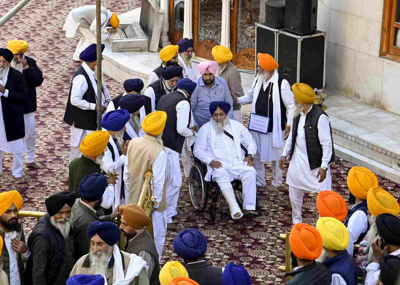 अकाल तख्त ने सुखबीर के लिए 'तनखा' का एलान किया, बर्तन एवं जूते साफ ​​करने का आदेश