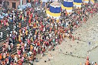 छठ पूजा के दौरान भारी जाम की आशंका के चलते दिल्ली में यातायात प्रतिबंध, मार्ग परिवर्तन की घोषणा