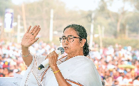 पश्चिम बंगाल : मुख्यमंत्री ममता बनर्जी ने कोलकाता में हुगली नदी किनारे छठ पूजा में हिस्सा लिया