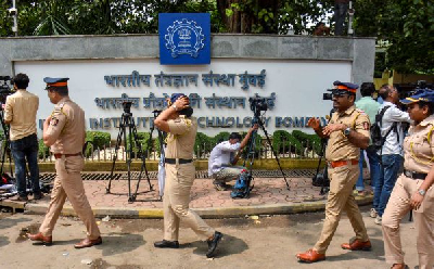 आईआईटी मुंबई के बाहर प्रदर्शन कर रहीं कांग्रेस सांसद वर्षा गायकवाड़, एनएसयूआई कार्यकर्ता हिरासत में