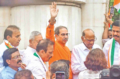 महाराष्ट्र चुनाव : सीट बंटवारे को लेकर गतिरोध के बीच कांग्रेस नेता थोराट शरद पवार से मिले