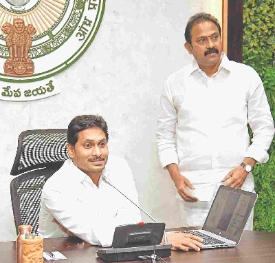 तेलंगाना : जगनमोहन ने शर्मिला पर ‘अवैध’ रूप से शेयर हस्तांतरित करने का आरोप लगाया